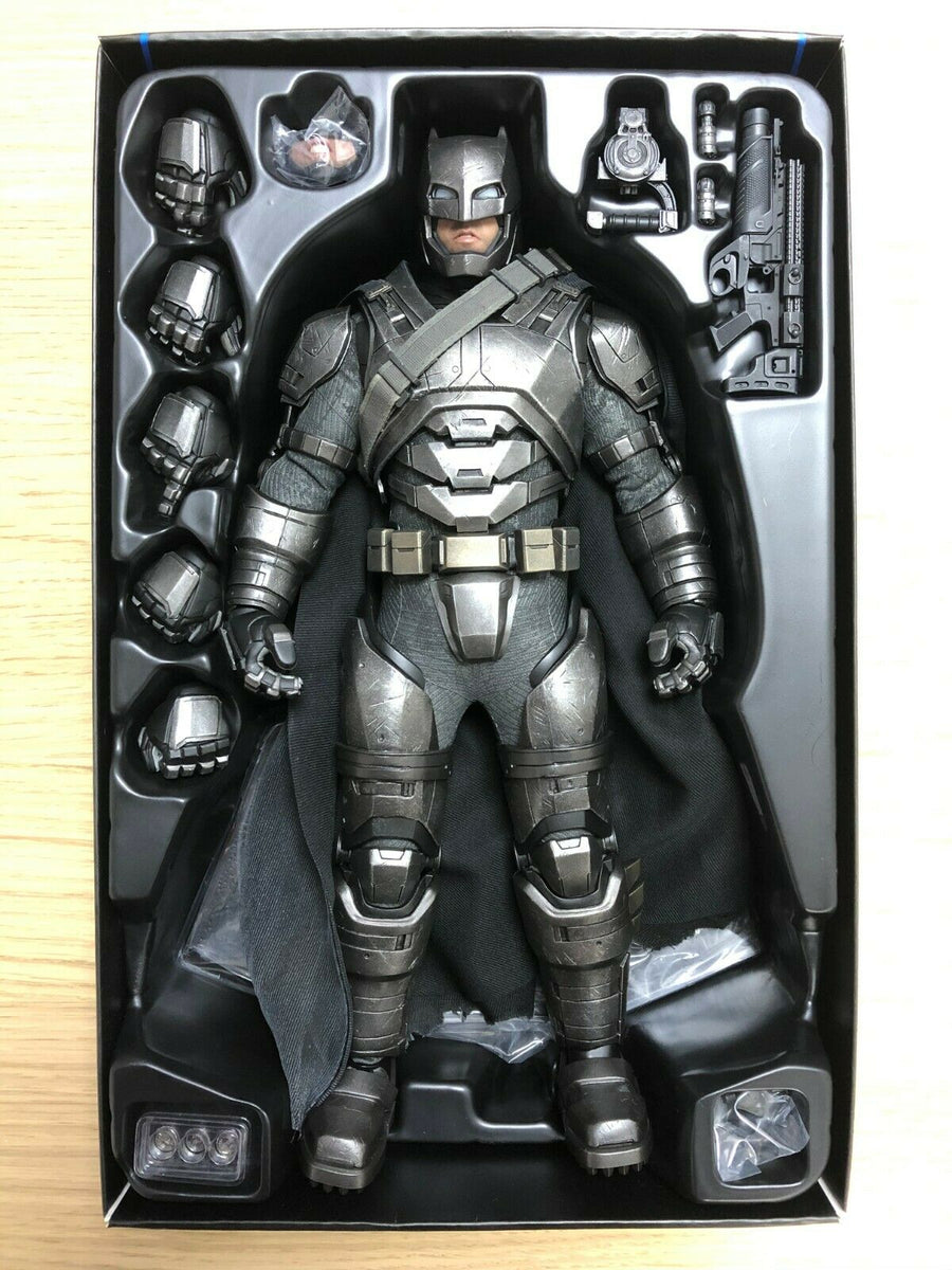 Hot Toys MMS639 DC The Batman (Deluxe Edition) 1/6 Scale