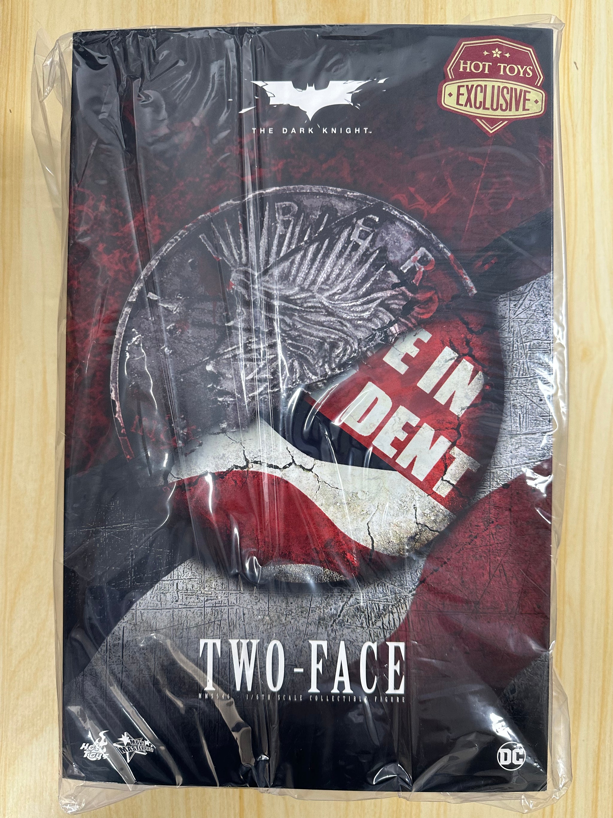 HOT TOYS MMS81 HARVEY DENT TWO FACE BATMAN THE DARK KNIGHT